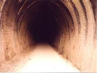 El túnel a una profundidad de poco más de tres metros, 60 metros de largo y 1.8...