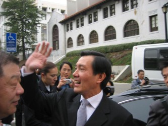 El presidente taiwanés, vestido con un tocado tradicional chino, pronunció su...