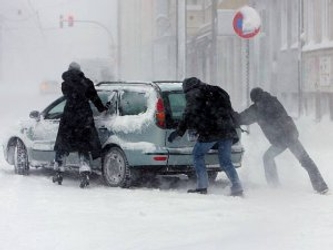 La gran nevada ha impedido también que miles de ciudadanos de Gerona y Barcelona se hayan...