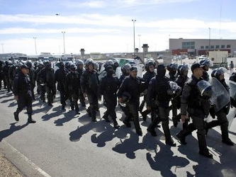 El gobierno de México ha desplegado a casi 50,000 militares contra los cárteles, a...