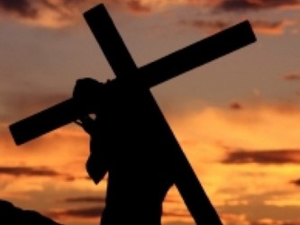 El hombre estaba muy contento con su nueva cruz. Pasado un rato, Dios se dirigió al hombre y...