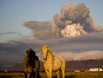 Una primera erupción del Eyjafjöll, iniciada el 21 de marzo en otro cráter, el...