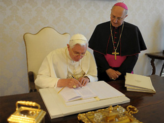 El Papa había recibido de los periodistas una serie de preguntas, que le había pasado...