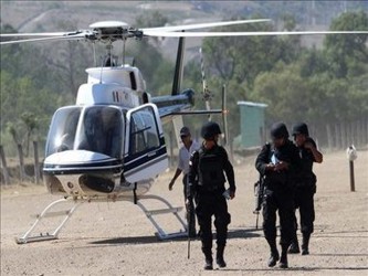 Unos 80 agentes de la Policía Estatal de Oaxaca en varios autos patrulla, con el apoyo de un...