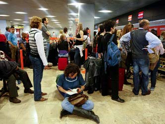 Otros 23 vuelos con salida o llegada al aeropuerto de El Prat, en Barcelona, fueron cancelados hoy...