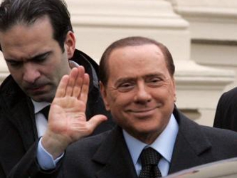 Berlusconi anteriormente ha llamado a los italianos a mantener su nivel de gasto y compras para...