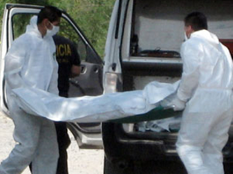 Algunos de los asesinados portaban camisa blanca, en donde se apreciaba la letra 
