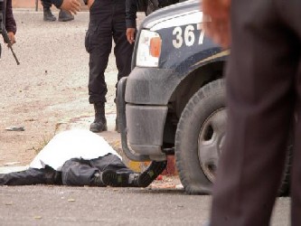 Mientras, en Colima, tres elementos de la policía local murieron y uno resultó herido...