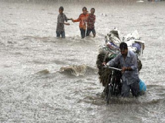 Las lluvias continuaron azotando a la región el lunes, amenazando a decenas de aldeas...