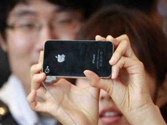 El iPhone 4 se vende en las tiendas Apple y a través del operador China Unicom, que...