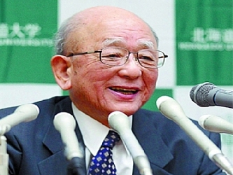 Akira Suzuki, quien se doctoró en 1959 en la Universidad de Hokkaido y se jubiló en...