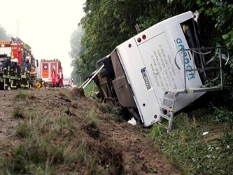 El accidente se produjo la tarde de ayer, sábado, cuando el autobús de la empresa...