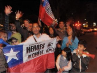 Residentes de Copiapó celebran el fin del rescate de 33 mineros en una mina cercana, el 13...
