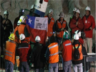 Los 33 mineros fueron rescatados el miércoles del caluroso, húmedo y oscuro fondo de...