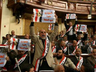 Los Hermanos Musulmanes se presentan a los comicios como candidatos independientes para intentar...