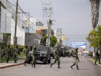 La estrategia fallida de Felipe Calderón como presidente civil refugiado en el fuero militar...