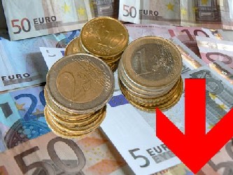 El euro retrocedía también ante el yen japonés a 109.83 yenes contra 110.86 el...