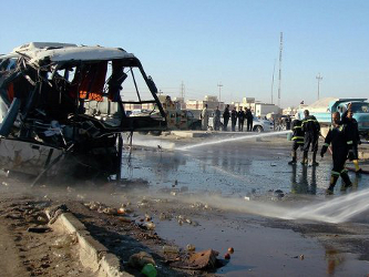 En el suroeste de Bagdad, una bomba casera estalló cerca de un autobús con peregrinos...