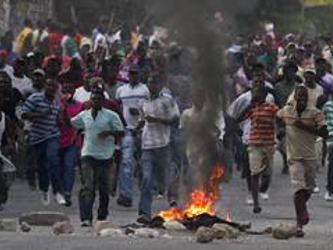 Además, otras oficinas publicas fueron incendiadas en Les Cayes por grupos de manifestantes...
