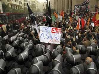 Cientos de activistas de la oposición protestaron el domingo en Egipto contra lo que han...