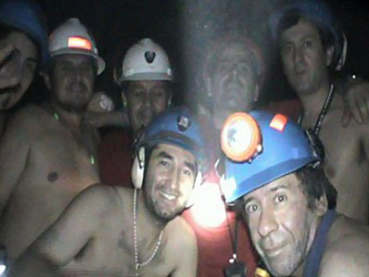 El grupo de mineros llegó el domingo a Manchester, donde fue recibido por la leyenda viva...