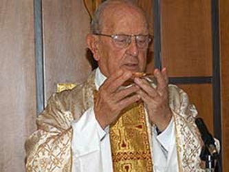 Sin querer, Corcuera reconoce que durante los más de sesenta años que el sacerdote...