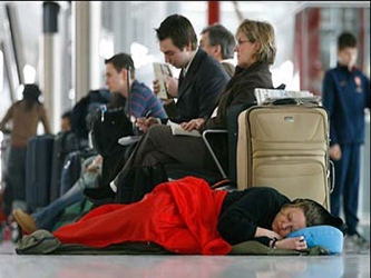Miles de pasajeros estaban atrapados el domingo en los aeropuertos europeos debido a las nevadas...
