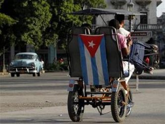 En sus coloridas calles tropicales llenas de música y movimiento los cubanos se toman un...