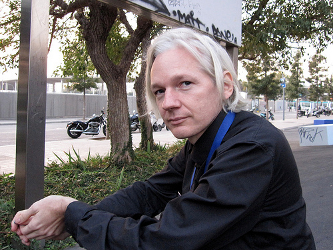 Assange, de 39 años, es un australiano experto en informática que ha enfurecido a...
