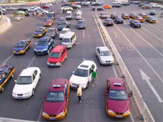 Los accidentes carreteros ocurren con frecuencia en China debido a la circulación de...