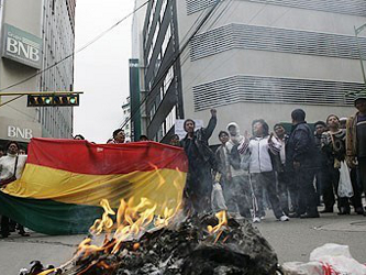 Los manifestantes hicieron detonar petardos y marcharon con banderas bolivianas, en rechazo a la...
