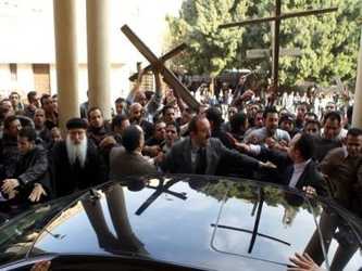 En El Cairo, cientos de coptos se reunieron en torno a la Catedral de San Marcos, sede del...