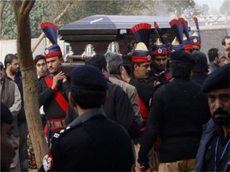 Envuelto en una bandera nacional, el féretro de Taseer fue transportado en...
