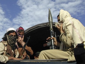 Insurgentes de al-Qaida mataron el viernes a 13 soldados que escoltaban camiones de agua en el sur...