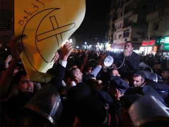 Según informes alrededor de 100 personas murieron en protestas en Egipto contra Mubarak,...