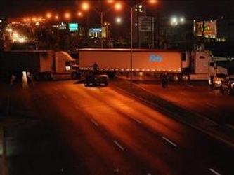 MONTERREY - Hombres armados bloquearon el lunes con vehículos autopistas de Monterrey como...