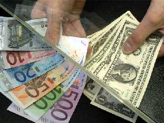 Esta larga devaluación del dólar ante el euro también se observa frente a la...