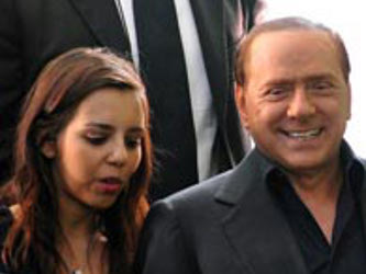 Berlusconi, 74 años, es sospechoso de haber remunerado servicios sexuales de una menor...