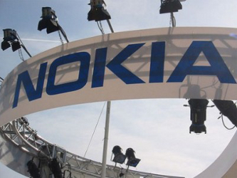 A medida que avanzaban las negociaciones con Microsoft, los ejecutivos de Nokia le insinuaron a...