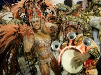 La fiesta y los excesos se apoderaron este sábado de las calles de Rio de Janeiro cuando...