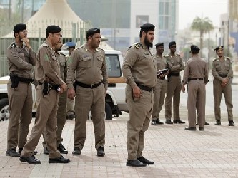 La policía bloqueó carreteras y estableció controles de seguridad en Riad,...