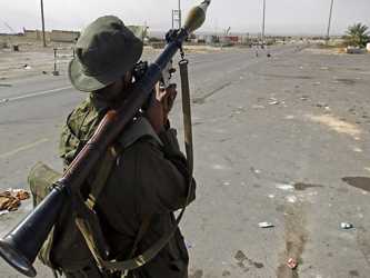 Al oeste del país, las fuerzas del mandatario libio atacaron Misrata, controlada por...