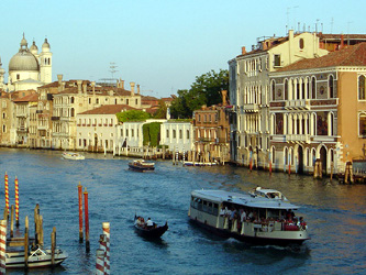 Mil obreros trabajan directamente en Venecia y 2.000 en la fabricación de los elementos de...