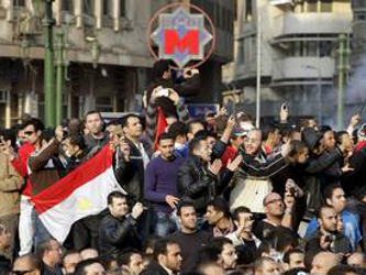 Miles de egipcios salieron el viernes a las calles de El Cairo, Alejandría y El-Arish,...