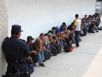 Los inmigrantes ilegales fueron interceptados por un equipo de la policía de Chiapas que...