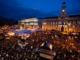 Unos manifestantes que ocupan la madrileña Puerta del Sol muestran este viernes 20 de mayo...