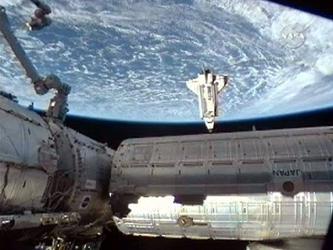 La tripulación de seis miembros del Endeavour saludó a sus tres colegas de la ISS y...