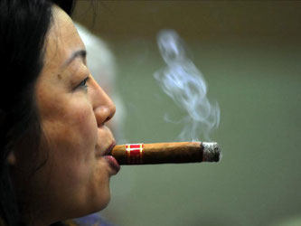 A diferencia de las legislaciones que se extienden por América Latina para prohibir fumar en...