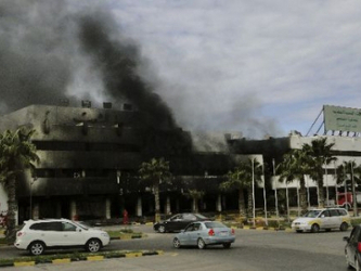 La OTAN atacó el lunes y el martes Trípoli y el suburbio de Tajura. También...