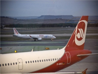 Ambos aeropuertos, los mayores de Argentina, habían registrado servicios sólo en...
